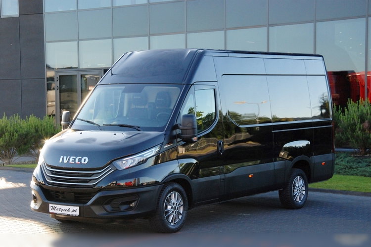 Iveco DAILY 35-180 /  BLASZAK / 2022 ROK /  HI-MATIC / Full opcja / CZARNY METALIK /  SPROWADZONY / PO KONTRAKCIE SERWISOWYM zdjęcie 1