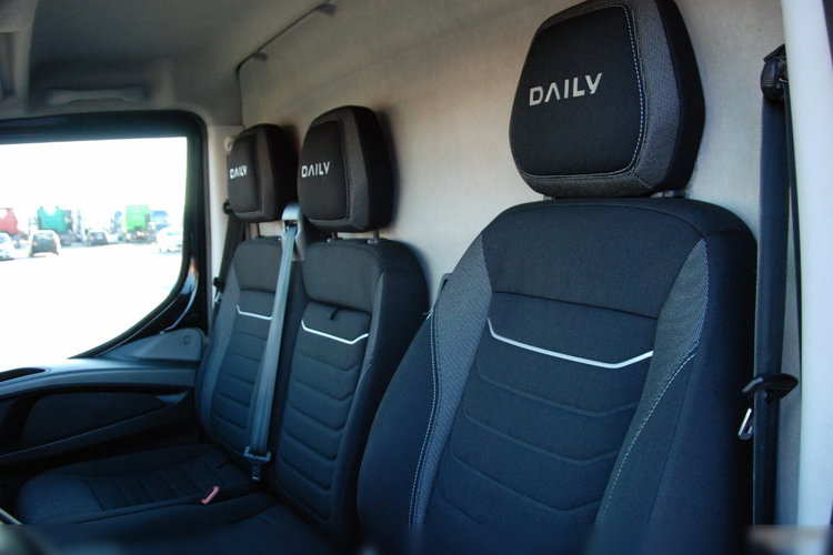 Iveco DAILY 35-180 /  BLASZAK / 2022 ROK /  HI-MATIC / Full opcja / CZARNY METALIK /  SPROWADZONY / PO KONTRAKCIE SERWISOWYM zdjęcie 29