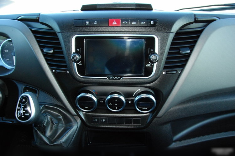 Iveco DAILY 35-180 /  BLASZAK / 2022 ROK /  HI-MATIC / Full opcja / CZARNY METALIK /  SPROWADZONY / PO KONTRAKCIE SERWISOWYM zdjęcie 33