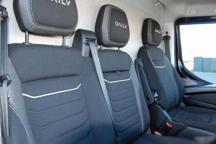 Iveco DAILY 35-180 /  BLASZAK / 2022 ROK /  HI-MATIC / Full opcja / CZARNY METALIK /  SPROWADZONY / PO KONTRAKCIE SERWISOWYM zdjęcie 35
