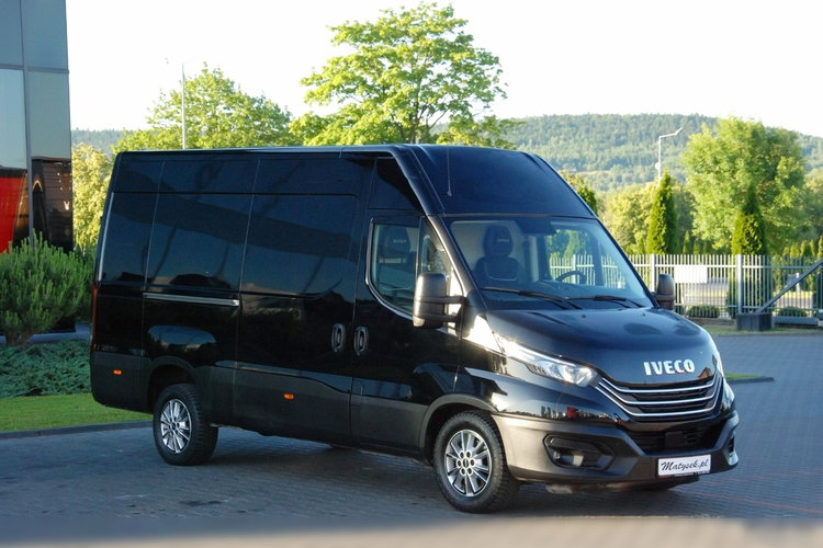 Iveco DAILY 35-180 /  BLASZAK / 2022 ROK /  HI-MATIC / Full opcja / CZARNY METALIK /  SPROWADZONY / PO KONTRAKCIE SERWISOWYM zdjęcie 4