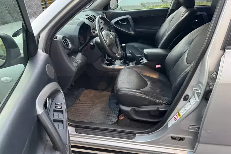 Toyota RAV4 zdjęcie 16