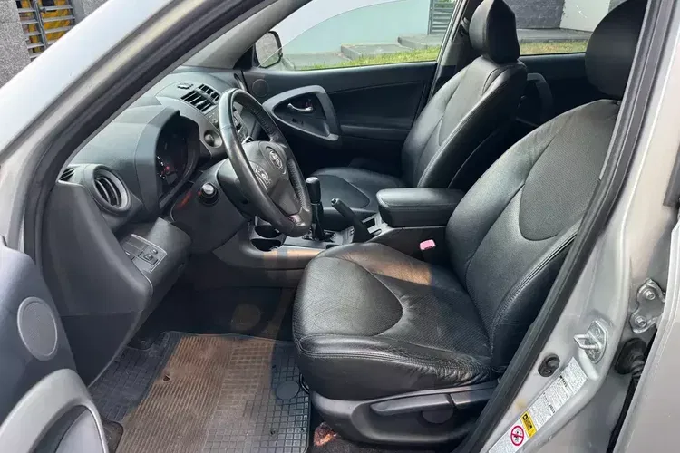 Toyota RAV4 zdjęcie 17