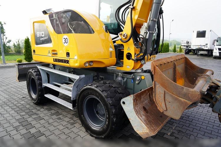 Liebherr 910 COMPACT LITRONIC  / KOPARKA KOŁOWA / KLIMATYZACJA / KAMERA  / 2020 ROK / PO KONTRAKCIE SERWISOWYM  zdjęcie 16