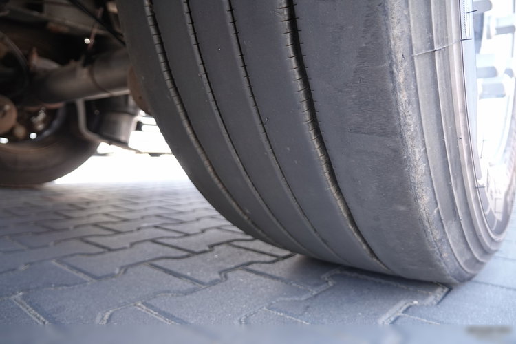 Schmitz -CARGOBULL / FIRANKA / VARIOS / 385/55 R22, 5 / DACH PODNOSZONY zdjęcie 23