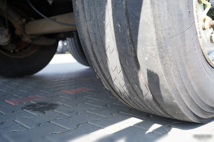 Fruehauf /  IZOTERMA / KONTENER / KOFFER /  BARDZO MOCNA PODŁOGA : SZYNA-DESKA  zdjęcie 19