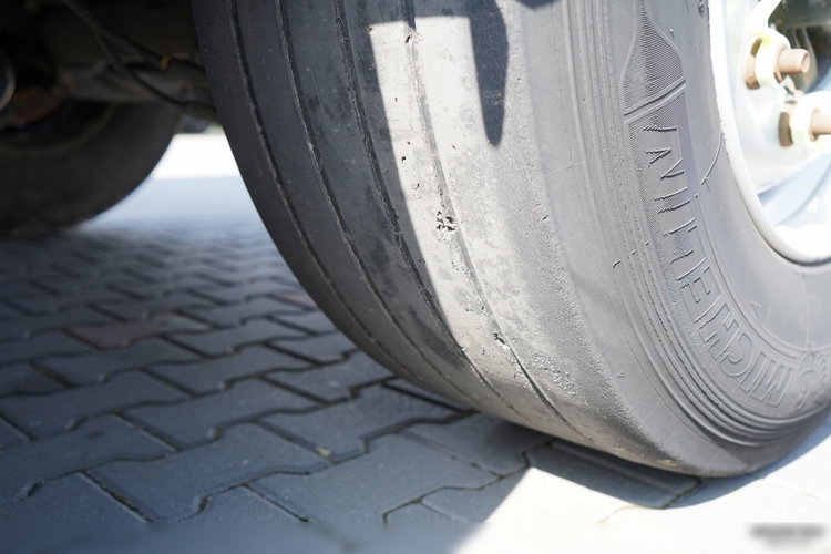 Fruehauf /  IZOTERMA / KONTENER / KOFFER /  BARDZO MOCNA PODŁOGA : SZYNA-DESKA  zdjęcie 21