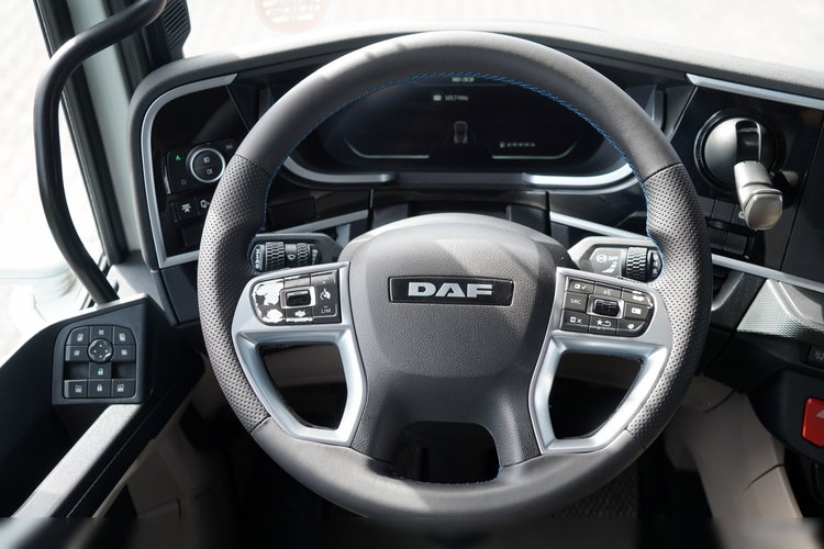 DAF XG 530 / RETARDER / CAŁY NA PODUSZKACH / KLIMA POSTOJOWA /  zdjęcie 32