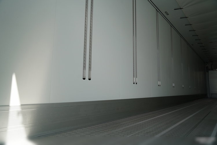 SCHMITZ  / CHŁODNIA / THERMO KING SLX 300 / DOPPELSTOCK / KOSZ NA PALETY /  OŚ PODNOSZONA / MAŁO UŻYWANA  zdjęcie 16