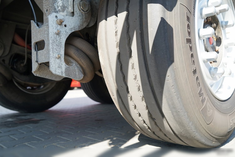 ZASŁAW D-653A / WYWROTKA ALUMINIOWA / 47 m3 / 2024 ROK / KLAPO-DRZWI / OS PODNOSZONA / OSIE SAF zdjęcie 16