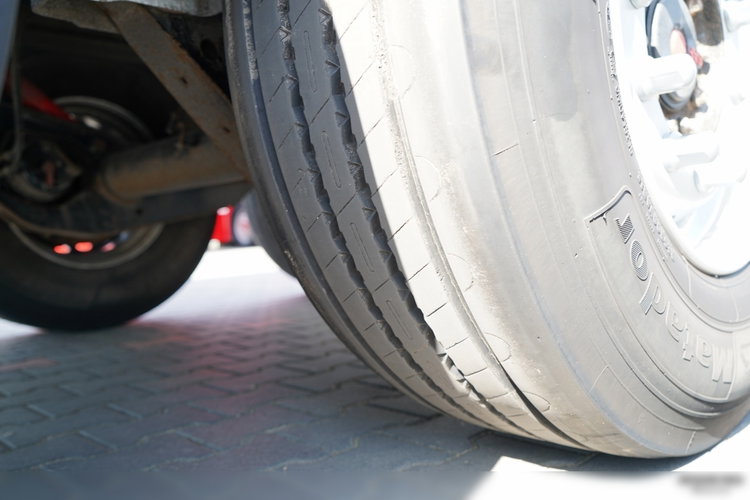 ZASŁAW D-653A / WYWROTKA ALUMINIOWA / 47 m3 / 2024 ROK / KLAPO-DRZWI / OS PODNOSZONA / OSIE SAF zdjęcie 17