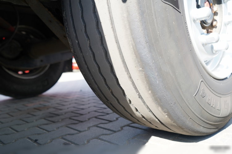 ZASŁAW D-653A / WYWROTKA ALUMINIOWA / 47 m3 / 2024 ROK / KLAPO-DRZWI / OS PODNOSZONA / OSIE SAF zdjęcie 18