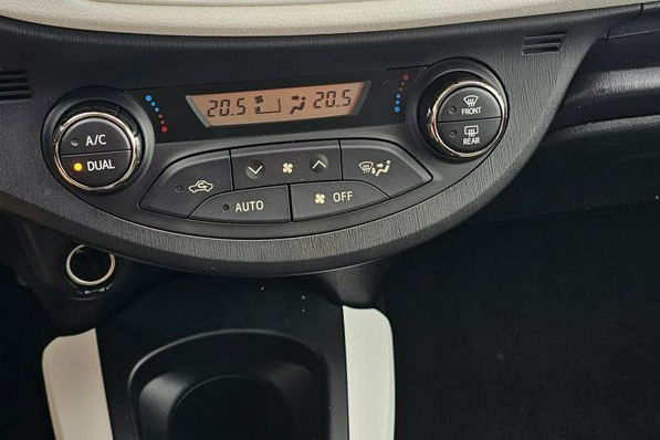 Toyota Yaris Bezwypadkowy 1.3 99KM przebieg 90.0000km zdjęcie 16