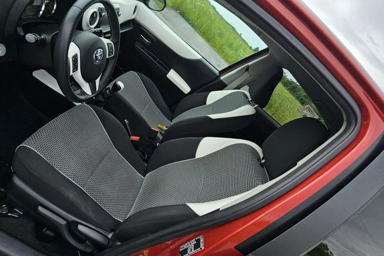 Toyota Yaris Bezwypadkowy 1.3 99KM przebieg 90.0000km zdjęcie 19