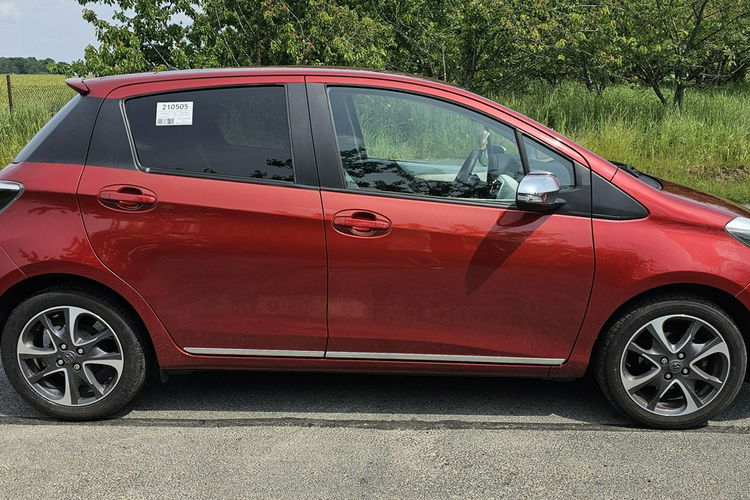 Toyota Yaris Bezwypadkowy 1.3 99KM przebieg 90.0000km zdjęcie 2