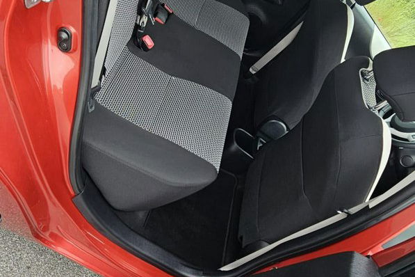 Toyota Yaris Bezwypadkowy 1.3 99KM przebieg 90.0000km zdjęcie 21