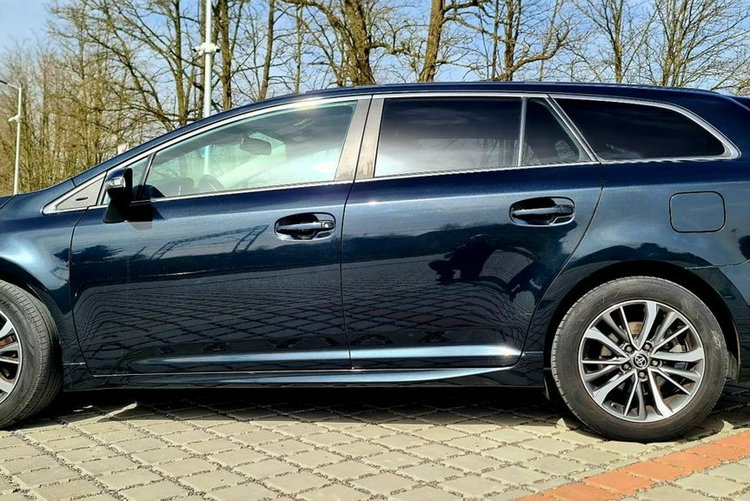 Toyota Avensis 1.6 D4D Touring Sport Executive zdjęcie 16