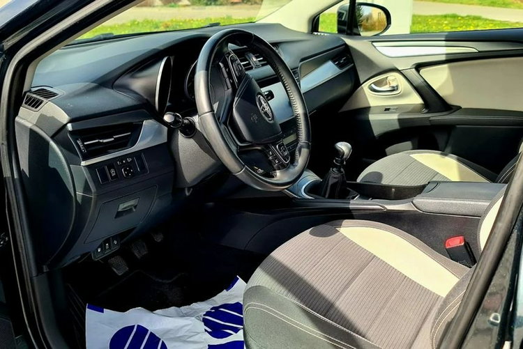 Toyota Avensis 1.6 D4D Touring Sport Executive zdjęcie 21