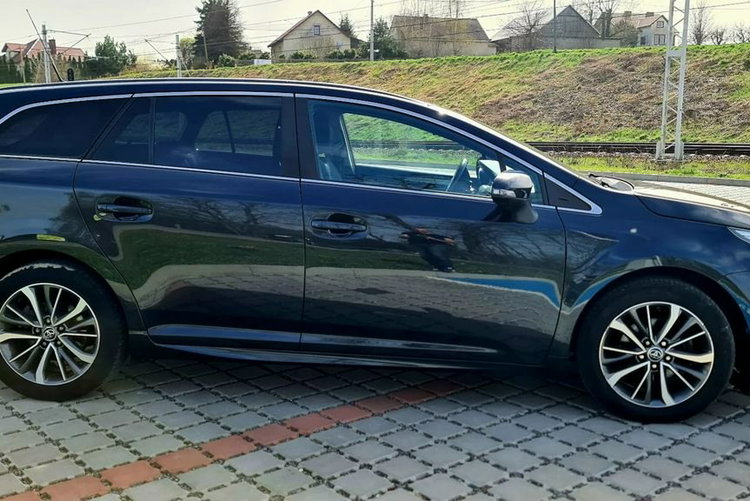 Toyota Avensis 1.6 D4D Touring Sport Executive zdjęcie 5