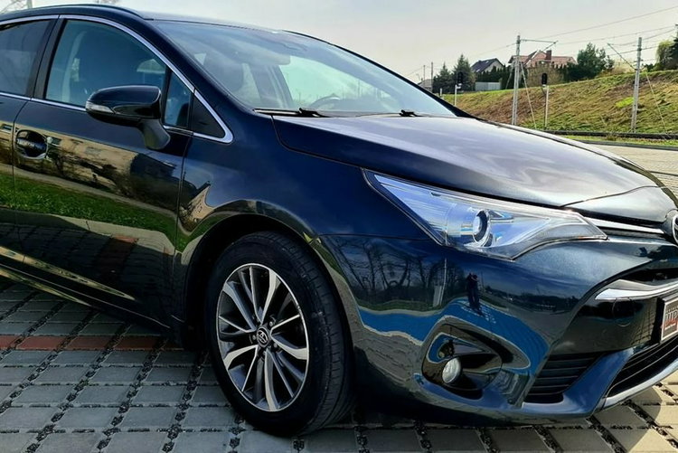 Toyota Avensis 1.6 D4D Touring Sport Executive zdjęcie 8