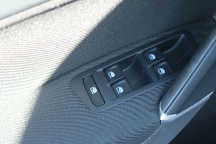 Volkswagen Golf Comfortline A Gwarancja Auto-Hold zdjęcie 17