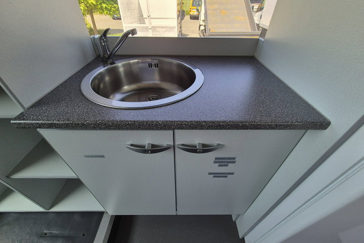 330S / KAMPER + AUTOBUS KAMPER / AUTOBUS/ NOWA ZABUDOWA / SOLAR NA DACHU / ŁAZIENKA / KUCHENKA zdjęcie 17