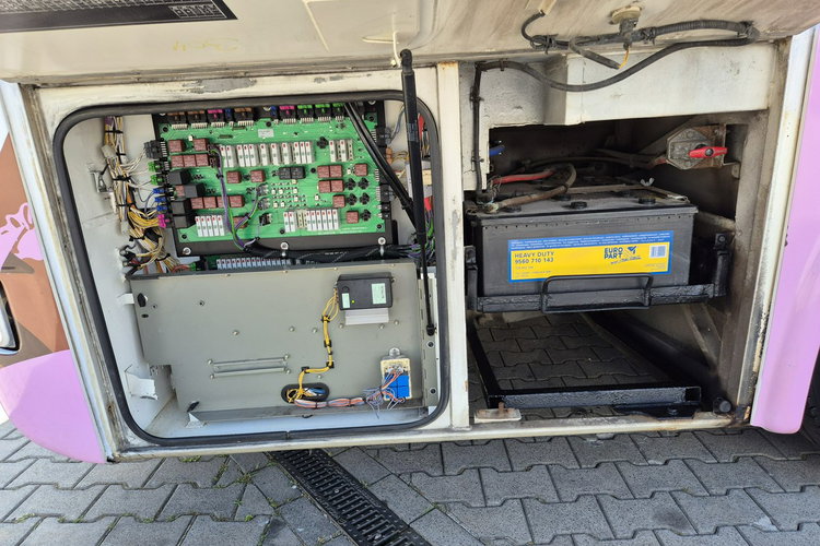 330S / KAMPER + AUTOBUS KAMPER / AUTOBUS/ NOWA ZABUDOWA / SOLAR NA DACHU / ŁAZIENKA / KUCHENKA zdjęcie 27