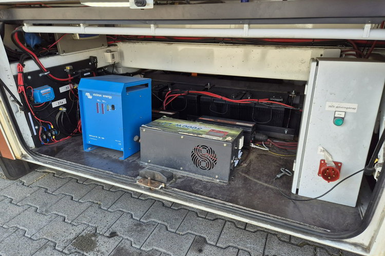 330S / KAMPER + AUTOBUS KAMPER / AUTOBUS/ NOWA ZABUDOWA / SOLAR NA DACHU / ŁAZIENKA / KUCHENKA zdjęcie 28