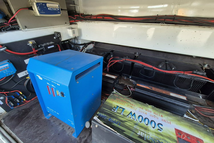 330S / KAMPER + AUTOBUS KAMPER / AUTOBUS/ NOWA ZABUDOWA / SOLAR NA DACHU / ŁAZIENKA / KUCHENKA zdjęcie 29