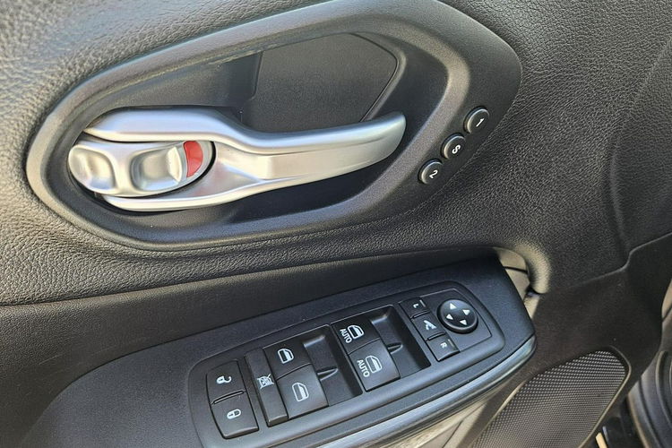 Jeep Cherokee 2.2 JTD 185 kM zdjęcie 26