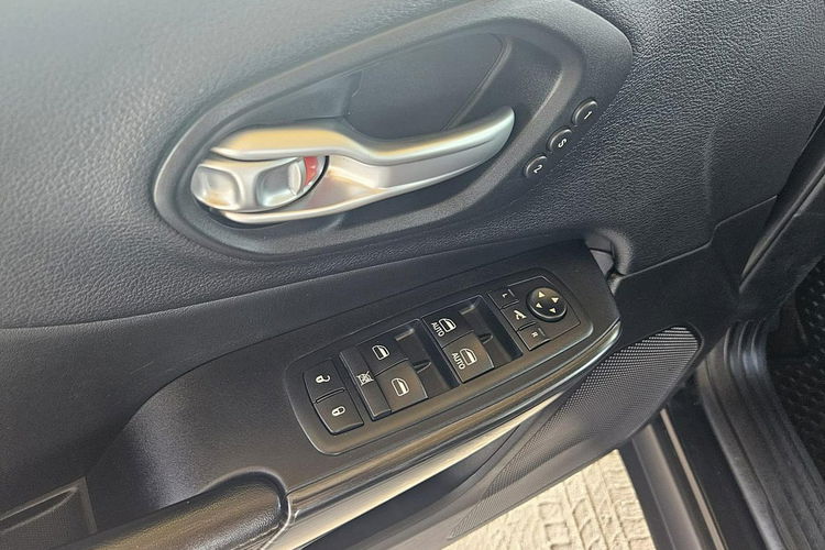 Jeep Cherokee 2.2 JTD 185 kM zdjęcie 32