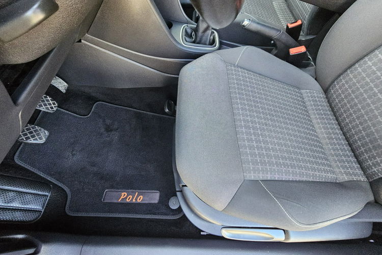 Volkswagen Polo Grzane fotele, tempomat, felgi 17 zdjęcie 19