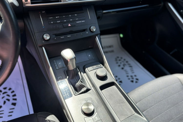 Lexus IS is300h, Stan bardzo dobry zdjęcie 18