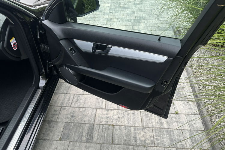 Mercedes C 180 Bardzo zadbana zdjęcie 21