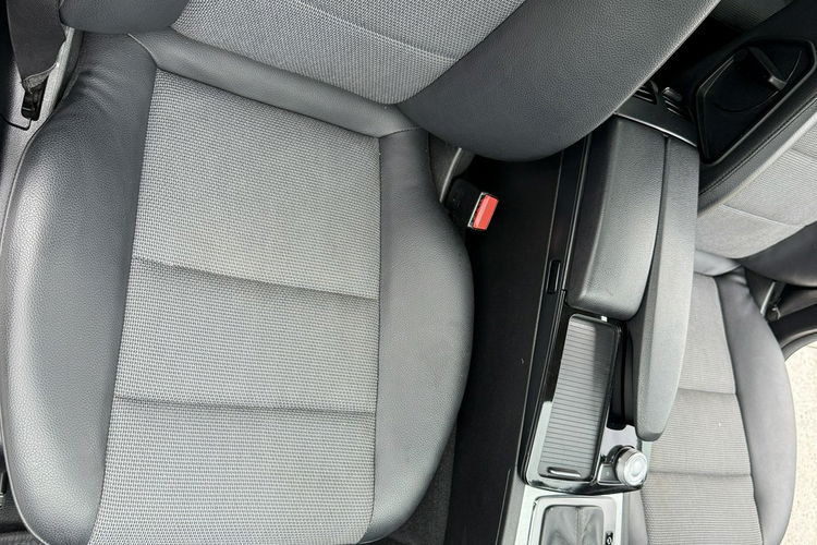 Mercedes C 180 Bardzo zadbana zdjęcie 38