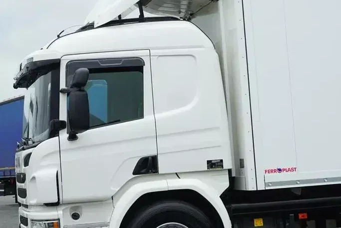 Scania P 410 / EURO 6 / CHŁODNIA + WINDA / 23 PALETY / OŚ SKRĘTNA zdjęcie 23