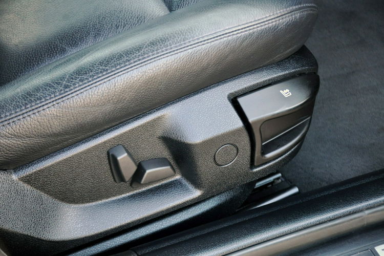 BMW 530 3.0d(258KM) Bi-Xenon Ringi Navi Profesjonal Skóry 2xParktr. Alu 17"ASO zdjęcie 19