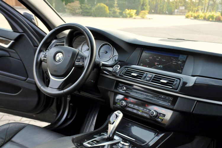 BMW 530 3.0d(258KM) Bi-Xenon Ringi Navi Profesjonal Skóry 2xParktr. Alu 17"ASO zdjęcie 27
