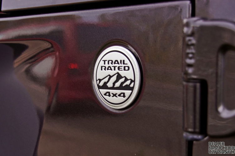 Jeep Wrangler Unlimited Sport 2020 – Siła, Styl i Gotowość na Każdą Przygodę zdjęcie 17