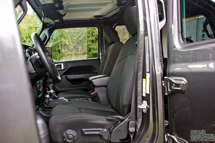 Jeep Wrangler Unlimited Sport 2020 – Siła, Styl i Gotowość na Każdą Przygodę zdjęcie 20