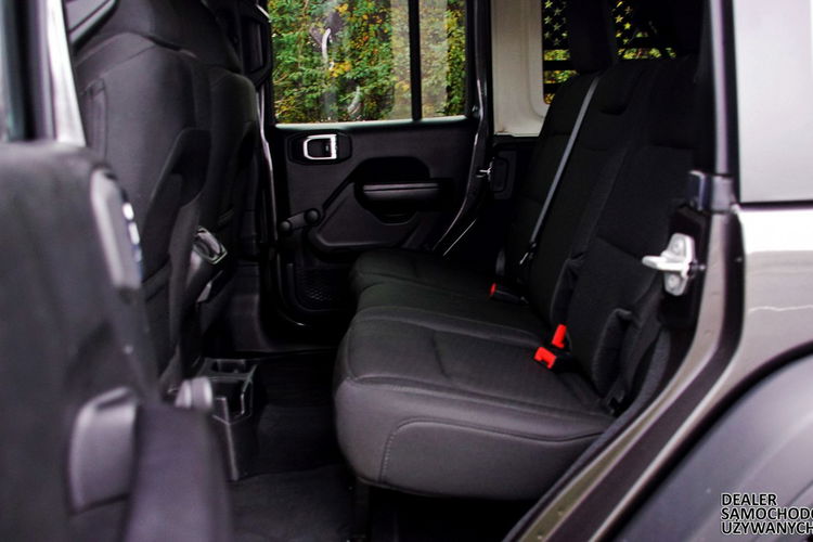 Jeep Wrangler Unlimited Sport 2020 – Siła, Styl i Gotowość na Każdą Przygodę zdjęcie 21