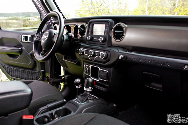 Jeep Wrangler Unlimited Sport 2020 – Siła, Styl i Gotowość na Każdą Przygodę zdjęcie 22