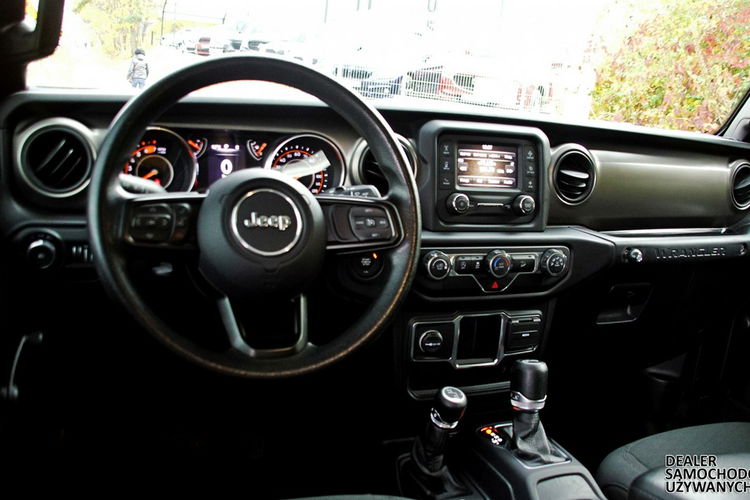 Jeep Wrangler Unlimited Sport 2020 – Siła, Styl i Gotowość na Każdą Przygodę zdjęcie 23