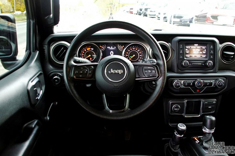 Jeep Wrangler Unlimited Sport 2020 – Siła, Styl i Gotowość na Każdą Przygodę zdjęcie 24
