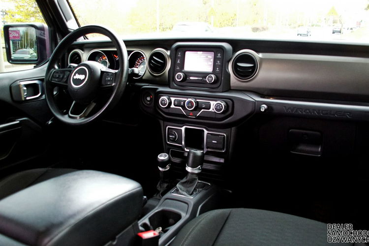 Jeep Wrangler Unlimited Sport 2020 – Siła, Styl i Gotowość na Każdą Przygodę zdjęcie 25