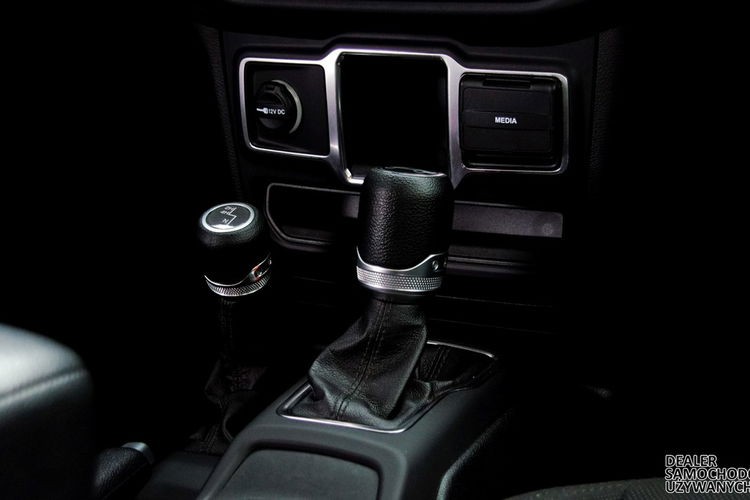 Jeep Wrangler Unlimited Sport 2020 – Siła, Styl i Gotowość na Każdą Przygodę zdjęcie 27
