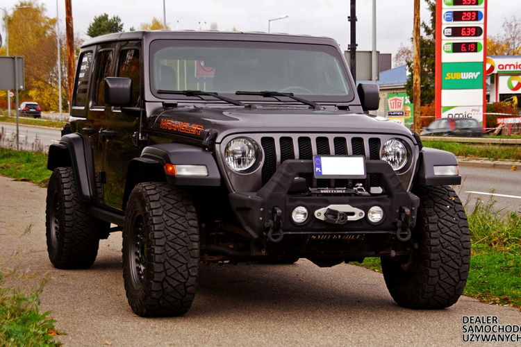 Jeep Wrangler Unlimited Sport 2020 – Siła, Styl i Gotowość na Każdą Przygodę zdjęcie 3