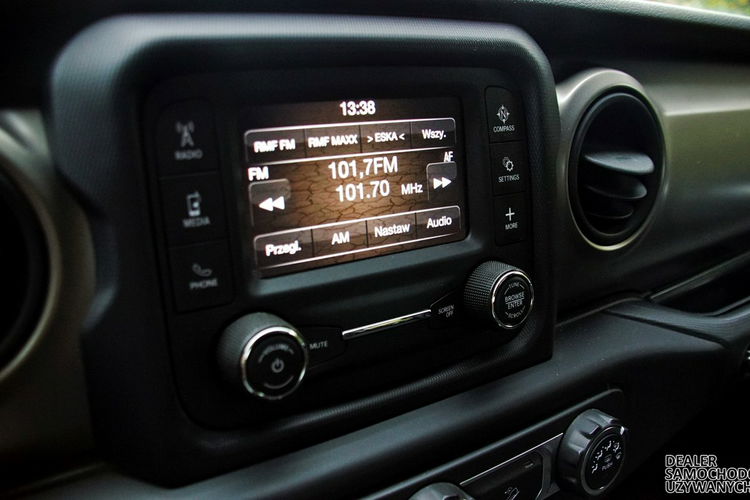 Jeep Wrangler Unlimited Sport 2020 – Siła, Styl i Gotowość na Każdą Przygodę zdjęcie 30