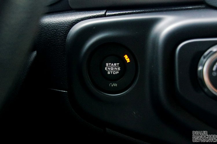 Jeep Wrangler Unlimited Sport 2020 – Siła, Styl i Gotowość na Każdą Przygodę zdjęcie 32