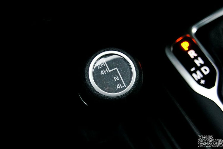 Jeep Wrangler Unlimited Sport 2020 – Siła, Styl i Gotowość na Każdą Przygodę zdjęcie 36